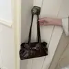 Bolso pequeño cuadrado de moda este año, estilo japonés y coreano, para mujer, nueva colección de verano 2026, bolso de hombro con correa de cuero tachonada, bolso de axila para el trabajo