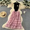 Vestido de tricô elegante estilo francês 2026, sem mangas, com blocos de cores florais, cintura marcada e saia em camadas tipo bolo para mulheres