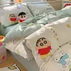 2026 Dibujos Animados Crayon Shin-Chan 100% Algodón Puro Juego de Funda de Edredón de Cuatro Piezas para Dormitorio, Licencia Oficial para Dormitorios Estudiantiles