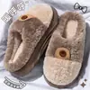 Chinelos internos femininos quentinhos, antiderrapantes e com sola grossa, novo estilo 2026, de pelúcia e macios, perfeitos para outono e inverno, também disponíveis para homens