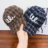 Gorra de Béisbol a Cuadros Estilo Retro Coreano con Letras para Mujer, Moda Casual Primavera y Verano, Gorra de Béisbol Versátil Bordada Estilo Universitario