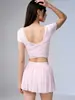 Conjunto Esportivo de Treinamento Pilates Fitness com Saia Curta de Cintura Alta e Camiseta de Manga Curta com Costas em Tela Bonita para Mulheres Versátil