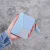 Cartera corta para mujer, nueva cartera de estilo coreano con borlas de colores contrastantes y costuras, ultrafina, de dos pliegues, tarjetero nuevo, monedero para mujer