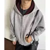 Moletom cardigã cinza com capuz estilo japonês para homens, adequado para usar em camadas na primavera e no outono, disponível em preto, design liso, em estoque