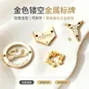 Letrero metálico hueco dorado, diseño creativo hecho a medida, accesorios metálicos grabados para ropa, bolsos y equipaje, componentes decorativos de aleación de zinc