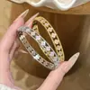 Una Pulsera de Flor de Cuatro Pétalos Completamente Incrustada de Diamantes para Mujer, Estilo Minimalista, Pulsera con Cierre Súper Brillante, Material de Latón, Joyería de Lujo Ligero