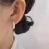 Brincos Esmaltados Brancos de Luxo Leve e de Alta Qualidade para Mulheres 2025 Novo Estilo Brincos de Design de Nicho Versáteis Atacado