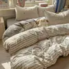 Juego de ropa de cama a rayas de cuatro piezas de algodón de grado A, funda de edredón individual de gasa de doble capa de algodón puro, juego de tres piezas de sábana para cama de dormitorio de estudiante, sábana bajera 4