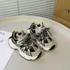 Zapatos deportivos de moda para niñas 2025, nuevos para primavera y otoño, suela suave para niños, parte superior de malla, transpirables y ligeros, estilo "dad shoes"