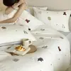 Conjunto de Quatro Peças Bordado em Gaze de Camada Dupla de Algodão Puro Fresco e Simples Estilo Desenho Animado Cobertura de Edredom Infantil 100% Algodão, Lençol de Cima, Lençol de Elástico para Cama de Solteiro, Jogo de Cama