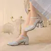 Guofeng Nuevo Llegado Zapatos Bordados 2024 Hebilla Hanfu Cheongsam Perla Tacón Medio Zapatos Comercio Exterior 4733 Zapatos Color Arroz Grueso Mujer