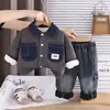 Traje de invierno engrosado con forro polar para niños 2025 nueva ropa de invierno abrigo de algodón cálido para bebé conjunto de dos piezas moderno venta al por mayor