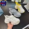 Tênis dad feminino popular com superfície em malha, novo modelo de verão 2025, tênis respirável de malha versátil com sola grossa, sapatos casuais