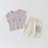 Estilo Novo de Verão para Bebês e Crianças Pequenas Conjunto Sem Mangas com Estampa de Desenho Estilo Coreano, Conjunto Elegante de Duas Peças com Top e Shorts para Bebê, Classe A
