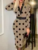 Vestido Sexy de Malha Xadrez com Decote V e Manga Longa, Colado ao Corpo, Nova Moda Europeia e Americana Transfronteiriça para Mulheres (Vem com Cinto)