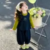 Conjunto de três peças de outono em ganga com bolinhas para raparigas de comércio exterior 2026 novo conjunto elegante para crianças, roupa infantil da moda para raparigas, celebridade da internet
