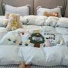 Juego de cuatro piezas de toalla de gasa de doble capa de algodón acolchado Clase A, funda nórdica y sábana con dibujos animados lindos, juego de tres piezas para dormitorio de estudiante