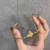 Pulseira Feminina de Luxo Leve com Design de Nicho, Borboleta a Laser, Latão Banhado a Ouro, Pulseira Simples que Combina com Tudo, Atacado