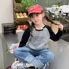 Nuevo Estilo Otoño 2026 Sudadera de Manga Larga con Estampado de Letras y Parches para Niñas Pequeñas, Moderna y a la Moda para Niños Pequeños