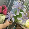 Nueva Flor de Lirio Dorado de 3 Cabezas Impresa en 3D Lirio Silvestre Decoración para Salón de Bodas Flor Artificial Exportación Directa Fabricante de Flores Artificiales Venta al por Mayor