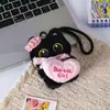 Lindo gato blanco y negro de ojos grandes sosteniendo un pequeño pez de peluche llavero colgante para mochila venta al por mayor