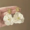 Brincos Flor Pérola Agulha de Prata, Sensação de Luxo Leve e Alto Padrão, Modernos e Versáteis, Brincos Simples e Elegantes com um Design Único