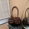 2026 Nuevo Bolso de Hombro Retro Estilo Británico Piel de Cera de Abeja Multibolsillos Bolso tipo Almohada Bolso de Viaje Moderno