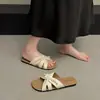 Sandálias rasteirinhas femininas para o verão de 2026, novas sandálias de praia slip-on versáteis e estilosas com tiras cruzadas