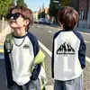 Camiseta de manga larga para niño de algodón puro con bloques de color, capa base para primavera/otoño, nuevo top raglán estampado elegante y versátil para niños