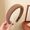 Faixa de cabelo da moda e estilosa na cor café para mulheres, faixa de cabelo versátil de alta qualidade, faixa de cabelo antiderrapante para lavar o rosto, acessório de cabelo estilo coreano