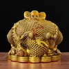 Adorno de Sapo Dorado de Latón, una pieza decorativa con un sapo dorado y lingotes, adecuado para el hogar, sala de estar, tienda o exhibición de mesa; disponible para venta al por mayor para manualidades y regalos