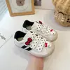 Tênis antiderrapante de sola macia para meninas de 6-8-12 anos, novo modelo de outono, sapatos infantis fofos de desenho animado com fechos de velcro