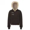 Abrigo de Algodón de Invierno para Hombre con Botonadura Diagonal, Cuello de Piel Estilo Americano, Botones de Cuerno, Capucha y un Acabado de Alta Gama