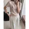 Top branco feminino de verão com gola polo de ombro reto, feito de seda gelada, de manga curta, modelo novo 2026, para combinar com uma saia