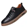 Populares zapatos de hombre ligeros de suela blanda, nuevos zapatos casuales de hombre Otoño 2026, zapatillas versátiles de moda y zapatos de piel
