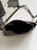 Bolso de axila estilo coreano nuevo 2026, con un diseño relajado, de color liso y minimalista, un bolso cuadrado pequeño moderno y único que se puede llevar como bolso de hombro o bolso cruzado
