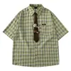 Camisa retro a cuadros de color amarillo-marrón de manga corta con corbata de muñeca, bolsillo pequeño, holgada, estilo académico, para hombres y mujeres