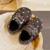 Zapatos Birkenstock para Niña Invierno Más Terciopelo Calientes Lunares Niña Pequeña Zapatos de Algodón para Niños 2026 Nuevo Retro Zapatos de Piel para Bebé