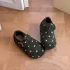 Sandálias Birkenstock de bolinhas para meninas, nova coleção outono/inverno 2026, sapatos infantis de sola macia com fechos de velcro, sapatos pequenos de couro retrô e versáteis para crianças maiores