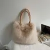 Bolso de felpa para mujer, bolso de hombro multifuncional, gran capacidad, adecuado para el trabajo y los viajes, tacto lujoso, bolso de mano sin costuras