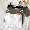 Top preto curto, liso, de alça fina, sem costas, sexy, com bojos embutidos, projetado para evitar exposição, adequado para usar como camada externa ou como camada base, e pode ser usado como peça íntima