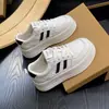 Tênis brancos respiráveis estilo coreano para mulheres, novo modelo outono 2026, com sola grossa, confortáveis, versáteis, leves, sapatos esportivos casuais para estudantes