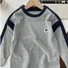 Camiseta interior para niños, top de manga larga para bebé, cuello redondo, corte holgado, sudadera casual de manga larga con bloques de color, ropa de otoño para bebés niños