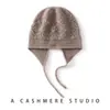 Chapéu de tricô vazado em cashmere, novo estilo outono/inverno, gorro quente feminino, cor sólida, confortável, versátil e pode ser amarrado com uma fita