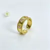 Anel aberto estilo luxo leve, cor de cobre banhado a 18k, que retém a cor, anel ajustável vintage de borda larga com trevo de quatro folhas para homens e mulheres