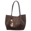Bolso tote con estampado de leopardo para mujer, nuevo estilo 2026, bolso de hombro de gran capacidad para el trabajo, bolso de mano de moda coreana, versátil y moderno