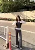 ¡Fotos reales! Camiseta de manga larga de otoño, un top ajustado, de hombros descubiertos, de un solo hombro con diseño de dos piezas falsas, combinado con pantalones casuales elásticos con cordón para mujer