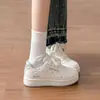 Tênis brancos de design de nicho transfronteiriço para aumentar a altura para mulheres, novos sapatos esportivos casuais chiques para estudantes para primavera e verão de 2026