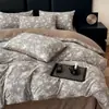 Conjunto de Roupa de Cama Espesso Vintage de Linho Escovado Classe A para Dormitório com Quatro Peças, Incluindo Capa de Edredom, Lençol de Cima e Lençol com Elástico, Adequado para Todas as Estações, Nantong