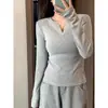 Camisa básica lisa de algodão 95% com decote V simples e mangas compridas para mulheres, adequada para primavera e outono, top T-shirt interno elegante e versátil, com corte justo